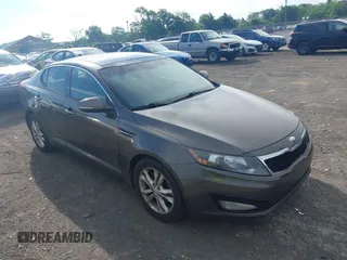 2013 Kia Optima EX z VIN 5XXGN4A78DG176690, wystawiony jako IAAI lot #42196301 z przebiegiem 300 717 mil mil oraz . Historia ofert i sprzedaży dostępna na DreamBid. Obrazek 1.