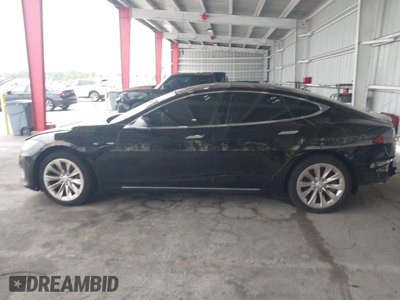 2017 Tesla Model S 60 z VIN 5YJSA1E17HF179051, wystawiony jako IAAI lot #42430013 z przebiegiem 201 174 mil mil oraz . Historia ofert i sprzedaży dostępna na DreamBid. Obrazek 15.