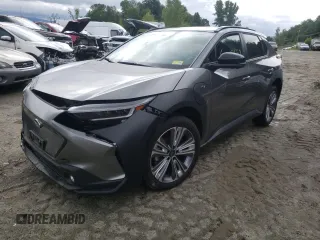 2023 Subaru Solterra Premium z VIN JTMABABA9PA006278, wystawiony jako Copart lot #60507653 z przebiegiem 5604 mil mil oraz . Historia ofert i sprzedaży dostępna na DreamBid. Obrazek 1.