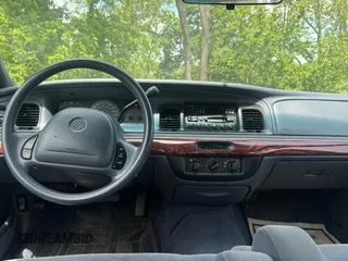2000 Mercury Grand Marquis GS z VIN 2MEFM74W2YX675365, wystawiony jako Copart lot #58024375 z przebiegiem 35 499 mil mil oraz Czysty tytuł • Clean title. Historia ofert i sprzedaży dostępna na DreamBid. Obrazek 9.