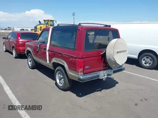 1989 Ford Bronco z VIN 1FMCU14T7KUB48942, wystawiony jako IAAI lot #40053705 z przebiegiem 96 024 mil mil oraz . Historia ofert i sprzedaży dostępna na DreamBid. Obrazek 3.