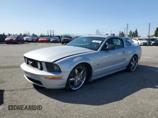 2005 Ford Mustang GT Deluxe z VIN 1ZVFT82H355168239, wystawiony jako Copart lot #51067365 z przebiegiem 136 021 mil mil oraz Szkoda całkowita • Salvage title. Historia ofert i sprzedaży dostępna na DreamBid. Obrazek 1.