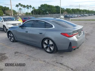 2024 BMW i4 eDrive35 z VIN WBY43AW00RFT13208, wystawiony jako IAAI lot #41191478 z przebiegiem 9 638 mil mil oraz . Historia ofert i sprzedaży dostępna na DreamBid. Obrazek 3.