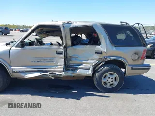 1999 Chevrolet Blazer Trailblazer z VIN 1GNDT13W4X2162282, wystawiony jako IAAI lot #41863705 z przebiegiem 220 358 mil mil oraz . Historia ofert i sprzedaży dostępna na DreamBid. Obrazek 12.