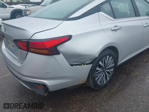2025 Nissan Altima SV z VIN 1N4BL4DV0SN366601, wystawiony jako IAAI lot #42405749 z przebiegiem 4 790 mil mil oraz . Historia ofert i sprzedaży dostępna na DreamBid. Obrazek 6.