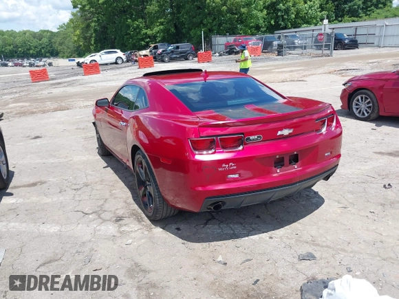 2013 Chevrolet Camaro LT z VIN 2G1FB1E39D9141179, wystawiony jako IAAI lot #42251362 z przebiegiem 135 433 mil mil oraz . Historia ofert i sprzedaży dostępna na DreamBid. Obrazek 3.
