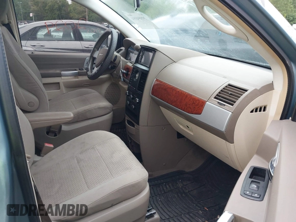 2008 Chrysler Town & Country Touring with VIN 2A8HR54P08R663396, listed as a IAAI auction lot 39554554 with 174,327 mi miles and . Bid and sale history available at DreamBid. Image 5.