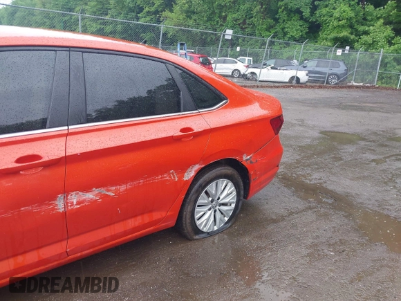 2019 Volkswagen Jetta S z VIN 3VWCB7BU8KM232522, wystawiony jako IAAI lot #42256559 z przebiegiem 118 141 mil mil oraz . Historia ofert i sprzedaży dostępna na DreamBid. Obrazek 6.