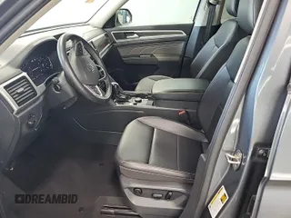2023 Volkswagen Atlas SE z VIN 1V2HR2CA5PC526012, wystawiony jako IAAI lot #42796408 z przebiegiem 41 216 mil mil oraz . Historia ofert i sprzedaży dostępna na DreamBid. Obrazek 52.