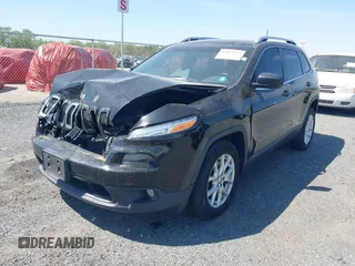 2017 Jeep Cherokee Latitude z VIN 1C4PJLCB1HW596240, wystawiony jako IAAI lot #42092862 z przebiegiem 105 087 mil mil oraz . Historia ofert i sprzedaży dostępna na DreamBid. Obrazek 6.