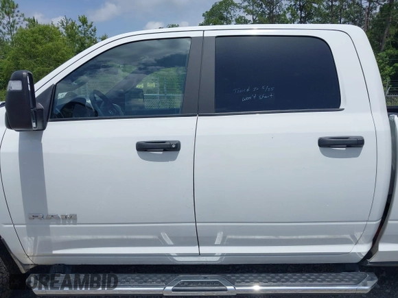 2024 Ram 2500 Big Horn z VIN 3C6UR5DL4RG154221, wystawiony jako IAAI lot #42462540 z przebiegiem 36 235 mil mil oraz . Historia ofert i sprzedaży dostępna na DreamBid. Obrazek 14.