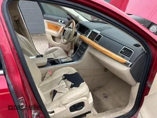 2010 Lincoln MKS z VIN 1LNHL9DR0AG603509, wystawiony jako Copart lot #60124735 z przebiegiem 181 076 mil mil oraz Czysty tytuł • Clean title. Historia ofert i sprzedaży dostępna na DreamBid. Obrazek 5.