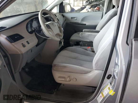 2014 Toyota Sienna LE AAS z VIN 5TDKK3DC6ES455092, wystawiony jako Copart lot #55516435 z przebiegiem 256 846 mil mil oraz Szkoda całkowita • Salvage title. Historia ofert i sprzedaży dostępna na DreamBid. Obrazek 7.