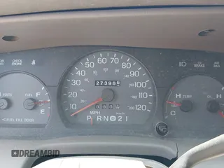 2003 Mercury Grand Marquis GS Convenience z VIN 2MEFM74W83X678151, wystawiony jako IAAI lot #42393410 z przebiegiem 273 966 mil mil oraz . Historia ofert i sprzedaży dostępna na DreamBid. Obrazek 7.