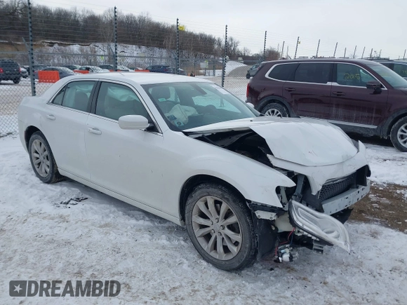 2015 Chrysler 300 Limited with VIN 2C3CCARG8FH756811, listed as a IAAI auction lot 41614649 with 70,580 mi miles. Bid and sale history available at carsss.com. Image 1.