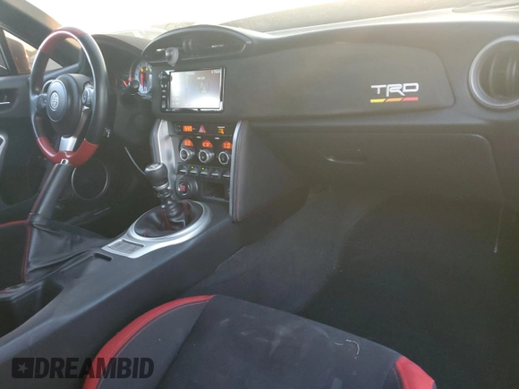 2019 Toyota 86 GT z VIN JF1ZNAE10K9702629, wystawiony jako Copart lot #43239885 z przebiegiem 72 261 mil mil oraz Szkoda całkowita • Salvage title. Historia ofert i sprzedaży dostępna na DreamBid. Obrazek 8.