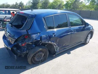 2008 Nissan Versa S z VIN 3N1BC13E88L382924, wystawiony jako IAAI lot #42302553 z przebiegiem 152 347 mil mil oraz . Historia ofert i sprzedaży dostępna na DreamBid. Obrazek 4.