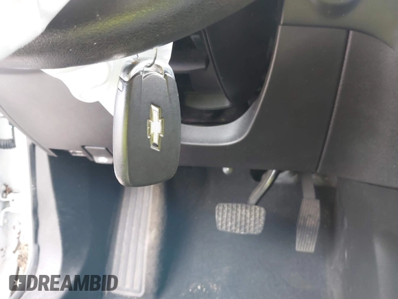 2020 Chevrolet Equinox LT with VIN 2GNAXTEV8L6163052, listed as a IAAI auction lot 42497070 with 107,779 mi miles and . Bid and sale history available at DreamBid. Image 11.