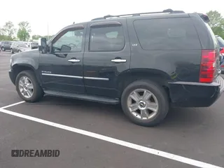 2009 Chevrolet Tahoe LTZ z VIN 1GNFK330X9R130028, wystawiony jako IAAI lot #42113713 z przebiegiem 135 631 mil mil oraz . Historia ofert i sprzedaży dostępna na DreamBid. Obrazek 14.