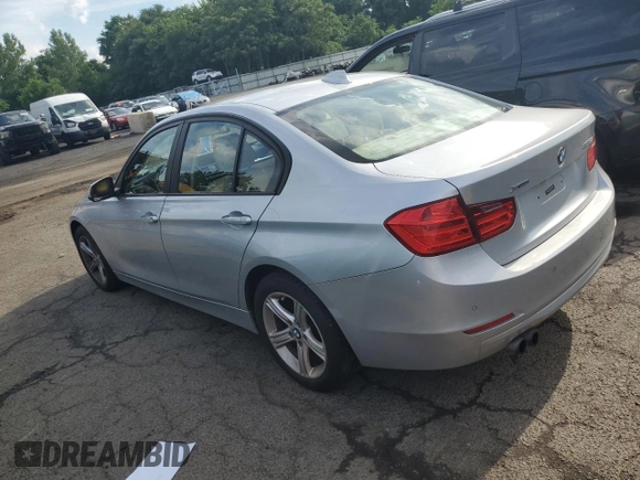 2013 BMW 3 Series 328i xDrive z VIN WBA3B5C54DJ598845, wystawiony jako Copart lot #62359705 z przebiegiem 116 699 mil mil oraz Szkoda całkowita • Salvage title. Historia ofert i sprzedaży dostępna na DreamBid. Obrazek 2.