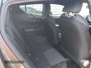 2021 Toyota C-HR LE z VIN JTNKHMBX7M1113233, wystawiony jako Copart lot #56924115 z przebiegiem 63 379 mil mil oraz Szkoda całkowita • Salvage title. Historia ofert i sprzedaży dostępna na DreamBid. Obrazek 11.