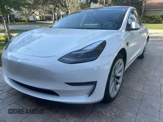 2023 Tesla Model 3 z VIN 5YJ3E1EA4PF555051, wystawiony jako IAAI lot #41500331 z przebiegiem 11 810 mil mil oraz . Historia ofert i sprzedaży dostępna na DreamBid. Obrazek 2.
