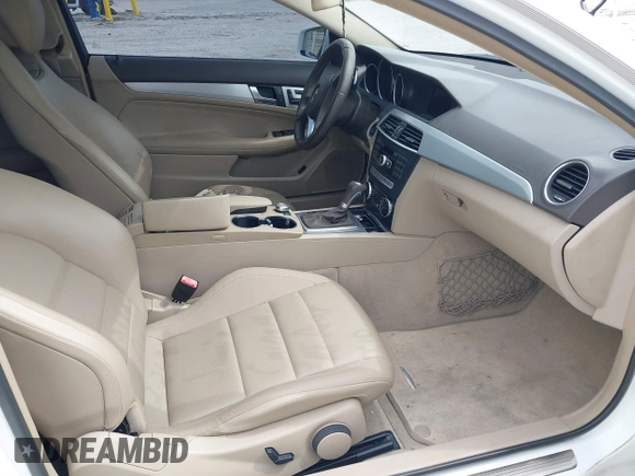 2013 Mercedes-Benz C 250 z VIN WDDGJ4HB7DG050891, wystawiony jako IAAI lot #39092790 z przebiegiem 105 411 mil mil oraz . Historia ofert i sprzedaży dostępna na DreamBid. Obrazek 5.