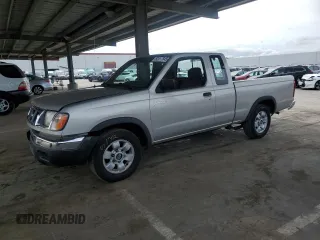 1998 Nissan Frontier XE z VIN 1N6DD26S8WC370482, wystawiony jako Copart lot #52017845 z przebiegiem 46 572 mil mil oraz Szkoda całkowita • Salvage title. Historia ofert i sprzedaży dostępna na DreamBid. Obrazek 1.