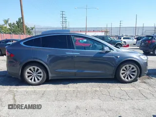 2016 Tesla Model X 70D z VIN 5YJXCAE25GF018477, wystawiony jako IAAI lot #42208404 z przebiegiem 99 380 mil mil oraz . Historia ofert i sprzedaży dostępna na DreamBid. Obrazek 13.