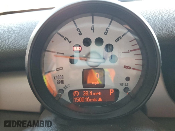 2011 MINI Hardtop z VIN WMWSU3C54BT253827, wystawiony jako Copart lot #57712835 z przebiegiem 150 016 mil mil oraz Czysty tytuł • Clean title. Historia ofert i sprzedaży dostępna na DreamBid. Obrazek 9.