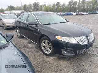2011 Lincoln MKS z VIN 1LNHL9DR4BG607628, wystawiony jako IAAI lot #41985706 z przebiegiem 231 734 mil mil oraz . Historia ofert i sprzedaży dostępna na DreamBid. Obrazek 1.