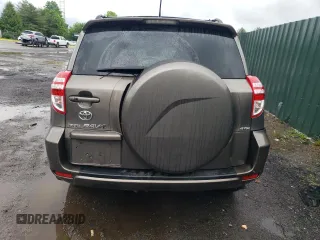 2010 Toyota RAV4 Limited z VIN JTMDK4DV6AD012804, wystawiony jako Copart lot #56024605 z przebiegiem Nie podano mil oraz Szkoda całkowita • Salvage title. Historia ofert i sprzedaży dostępna na DreamBid. Obrazek 6.