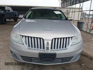 2009 Lincoln MKS z VIN 1LNHM93R39G634750, wystawiony jako IAAI lot #42179995 z przebiegiem 166 151 mil mil oraz . Historia ofert i sprzedaży dostępna na DreamBid. Obrazek 13.