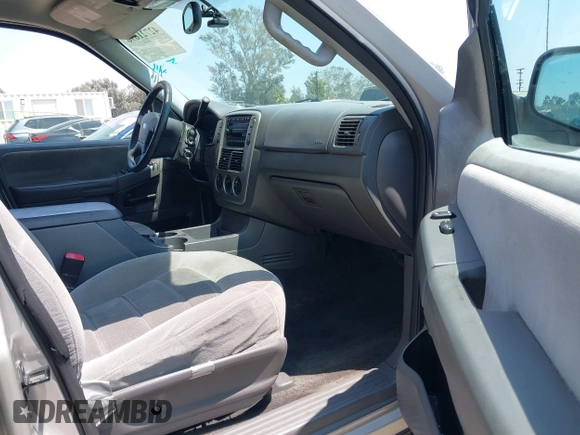 2005 Ford Explorer XLT z VIN 1FMZU73E35ZA26277, wystawiony jako IAAI lot #42721696 z przebiegiem 217 738 mil mil oraz . Historia ofert i sprzedaży dostępna na DreamBid. Obrazek 5.