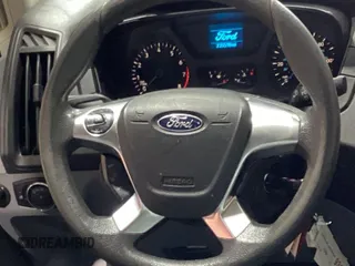 2015 Ford Transit z VIN 1FTSW2CM6FKA03998, wystawiony jako IAAI lot #42354464 z przebiegiem 235 590 mil mil oraz . Historia ofert i sprzedaży dostępna na DreamBid. Obrazek 1.