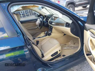 2015 BMW X1 xDrive28i z VIN WBAVL1C57FVY30820, wystawiony jako IAAI lot #40693352 z przebiegiem 111 221 mil mil oraz . Historia ofert i sprzedaży dostępna na DreamBid. Obrazek 5.