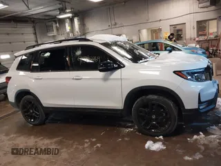 2025 Honda Passport Black Edition z VIN 5FNYF8H84SB003594, wystawiony jako IAAI lot #41582469 z przebiegiem Nie podano mil oraz . Historia ofert i sprzedaży dostępna na DreamBid. Obrazek 12.