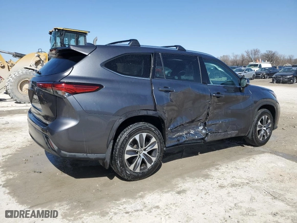 2020 Toyota Highlander XLE with VIN 5TDGZRBH1LS051035, listed as a Copart auction lot 48138015 with 49,753 mi miles and Salvage Title. Bid and sale history available at carsss.com. Image 3.