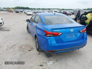 2023 Nissan Versa S z VIN 3N1CN8DV1PL832773, wystawiony jako IAAI lot #42140621 z przebiegiem 46 635 mil mil oraz . Historia ofert i sprzedaży dostępna na DreamBid. Obrazek 3.