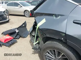 2023 Lexus NX 350 Premium z VIN 2T2GGCEZ8PC024142, wystawiony jako IAAI lot #42101751 z przebiegiem 34 449 mil mil oraz . Historia ofert i sprzedaży dostępna na DreamBid. Obrazek 19.