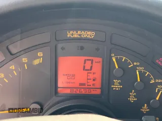 1993 Chevrolet Corvette z VIN 1G1YY23PXP5104890, wystawiony jako Copart lot #82262124 z przebiegiem 82 698 mil mil oraz Czysty tytuł • Clean title. Historia ofert i sprzedaży dostępna na DreamBid. Obrazek 8.