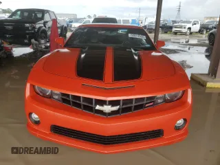 2010 Chevrolet Camaro 2SS z VIN 2G1FK1EJ9A9162009, wystawiony jako Copart lot #53814365 z przebiegiem 201 200 mil mil oraz Szkody całkowita. Historia ofert i sprzedaży dostępna na DreamBid. Obrazek 5.