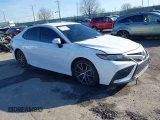 2023 Toyota Camry SE z VIN 4T1G11AK8PU777509, wystawiony jako IAAI lot #41138320 z przebiegiem 37 654 mil mil oraz . Historia ofert i sprzedaży dostępna na DreamBid. Obrazek 1.