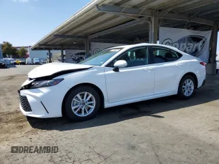 2025 Toyota Camry LE z VIN 4T1DAACK9SU061095, wystawiony jako Copart lot #59724705 z przebiegiem 9 032 mil mil oraz Czysty tytuł • Clean title. Historia ofert i sprzedaży dostępna na DreamBid. Obrazek 1.