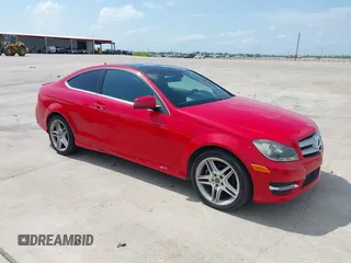 2013 Mercedes-Benz C 250 z VIN WDDGJ4HB3DG099831, wystawiony jako IAAI lot #42430715 z przebiegiem 156 321 mil mil oraz . Historia ofert i sprzedaży dostępna na DreamBid. Obrazek 1.