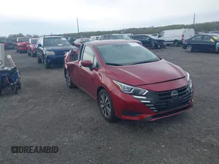 2024 Nissan Versa SV z VIN 3N1CN8EV4RL867213, wystawiony jako IAAI lot #42031313 z przebiegiem 6 691 mil mil oraz . Historia ofert i sprzedaży dostępna na DreamBid. Obrazek 1.
