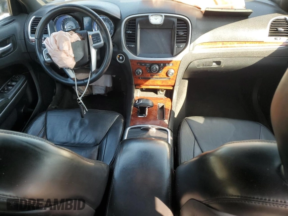 2014 Chrysler 300 z VIN 2C3CCAAG3EH141528, wystawiony jako Copart lot #53688225 z przebiegiem 132 298 mil mil oraz Szkody całkowita. Historia ofert i sprzedaży dostępna na DreamBid. Obrazek 8.
