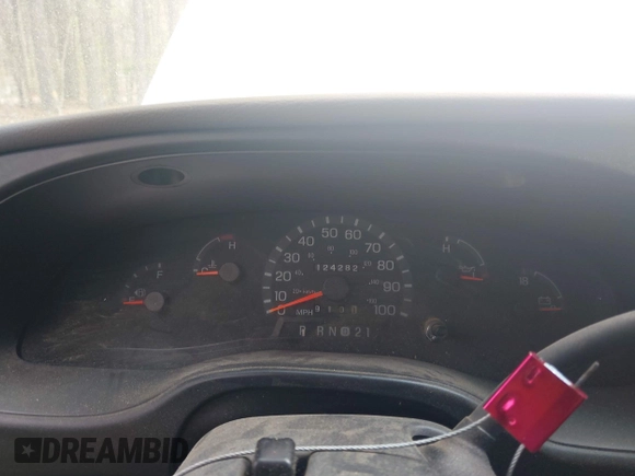 2001 Ford Econoline Cargo with VIN 1FTRE14261HA74696, listed as a IAAI auction lot 41915335 with 124,282 mi miles. Bid and sale history available at carsss.com. Image 7.