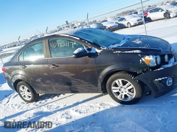 2015 Chevrolet Sonic LT z VIN 1G1JC5SH8F4194265, wystawiony jako IAAI lot #40945117 z przebiegiem 77 229 mil mil oraz . Historia ofert i sprzedaży dostępna na DreamBid. Obrazek 13.