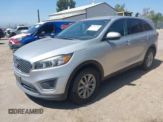 2017 Kia Sorento LX z VIN 5XYPG4A32HG210423, wystawiony jako IAAI lot #42283318 z przebiegiem 135 063 mil mil oraz . Historia ofert i sprzedaży dostępna na DreamBid. Obrazek 2.
